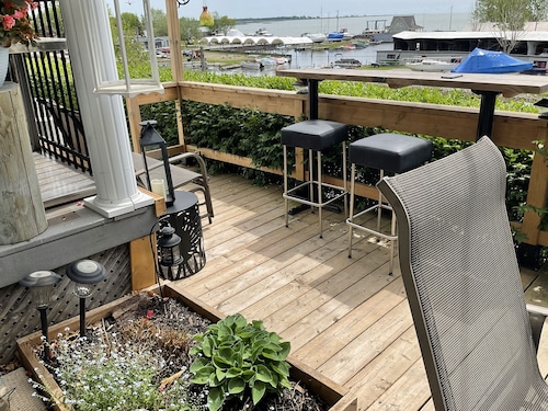 Lake house with spectacular sun rises. Separate bunkie on the property