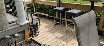 Lake house with spectacular sun rises. Separate bunkie on the property