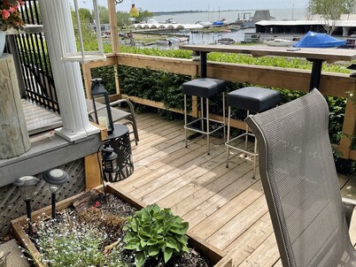 Lake house with spectacular sun rises. Separate bunkie on the property