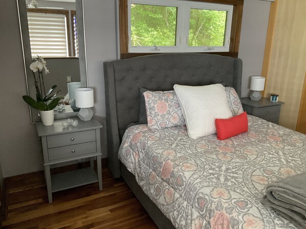 2 bedrooms, desk, iron/ironing board, WiFi