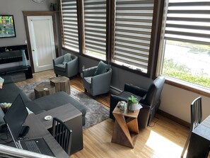 Smart TV, chimenea, libros y monitor de computadora 