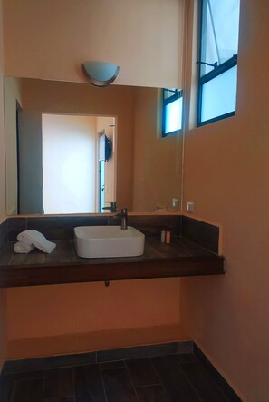 Shower, towels - Hotel Oxi (San Miguel de Allende)