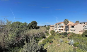 Zona residencial con un sendero que lleva a un edificio con varios balcones.