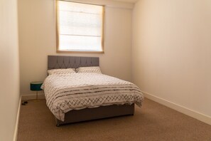 2 عدّة غرف نوم ومكواة/لوح كي وواي فاي وملاءات أسرّة