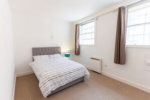2 bedrooms, iron/ironing board, WiFi, bed sheets - Two bed Central apartment. (Liverpool)