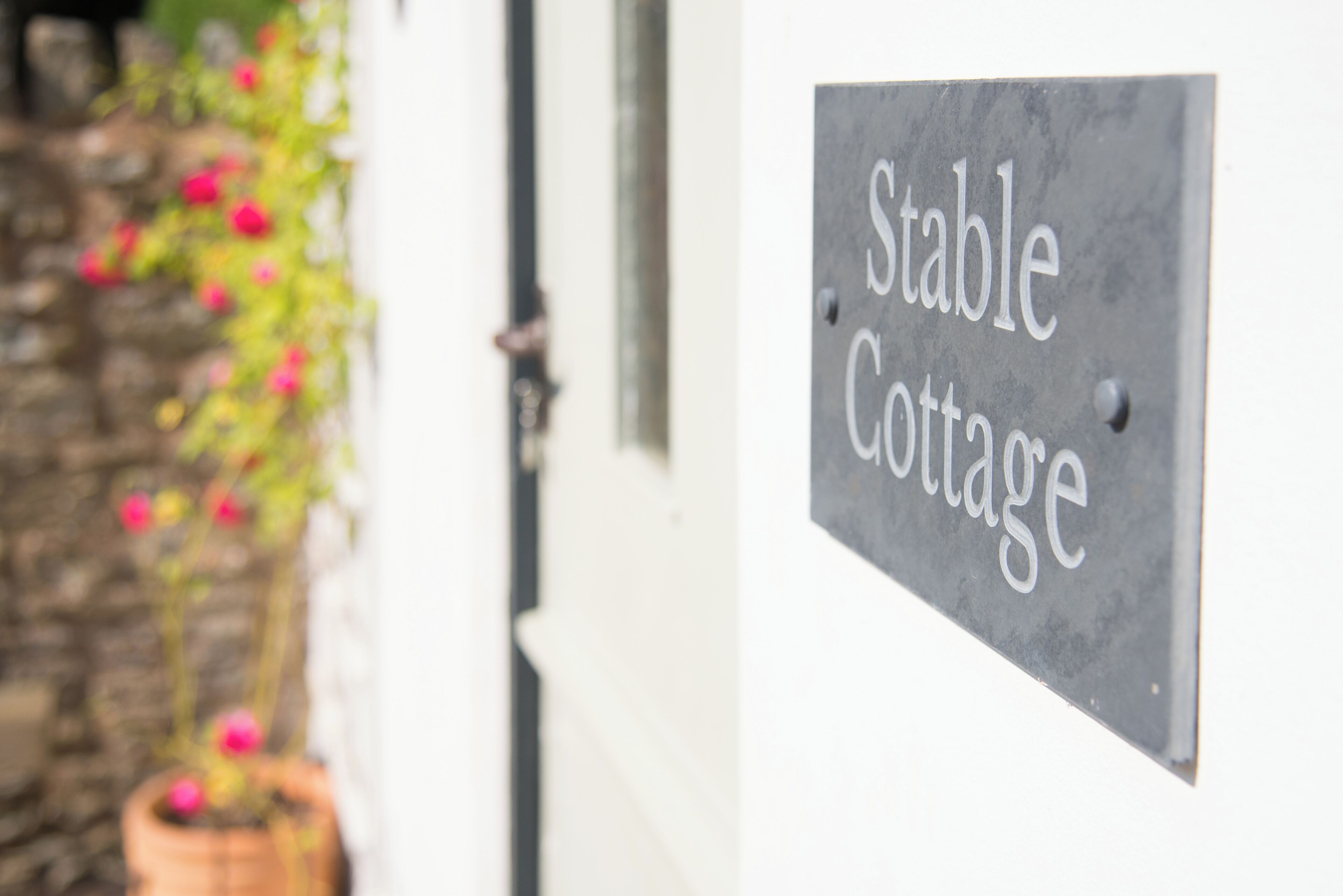 Een bord met de tekst 'Stable Cottage'.