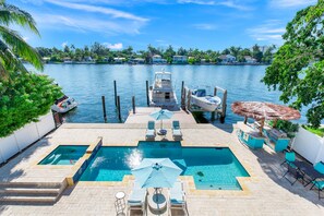 Outdoor pool - VIP Luxury 5 BR OceanFront Villa | Heated Pool & Dock | Free Parking & WiFi (North Bay Village)