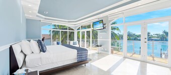 VIP Luxury 5 BR OceanFront Villa | Heated Pool & Dock | Free Parking & WiFi
