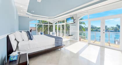 VIP Luxury 5 BR OceanFront Villa | Heated Pool & Dock | Free Parking & WiFi