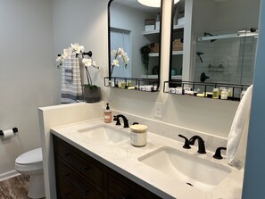 Een douche, een haardroger, handdoeken, zeep