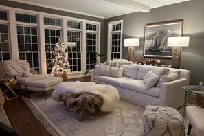 Smart-TV, Kamin, Bücher, Drucker