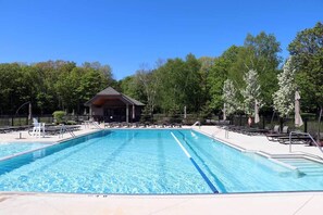 Piscina all'aperto, una piscina riscaldata