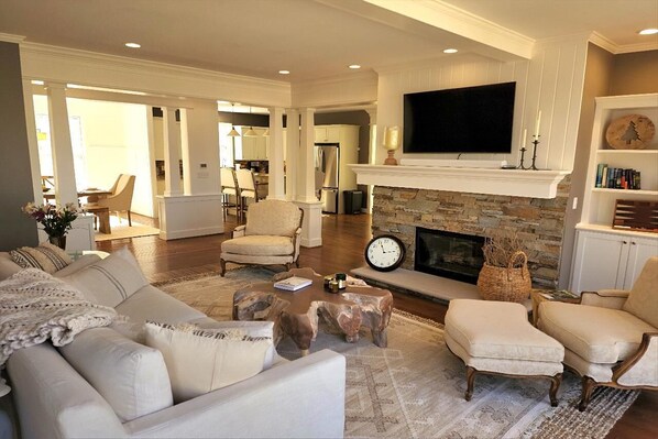 Smart-TV, Kamin, Bücher, Drucker