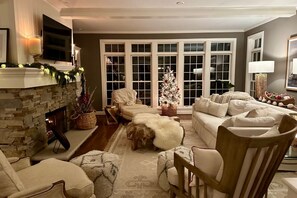 Smart TV, chimenea, libros y impresora 