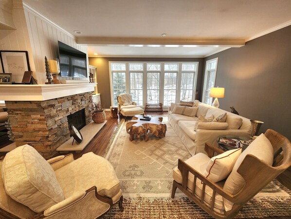 Téléviseur connecté, foyer, livres, imprimante