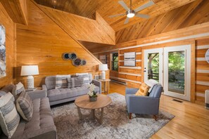 Smart TV, chimenea y libros