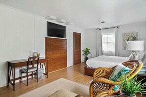 1 bedroom, desk, iron/ironing board, free WiFi - Palm Tree Room — Elegant British Colonial Luxury with Spacious Comfort (Rehoboth Beach)