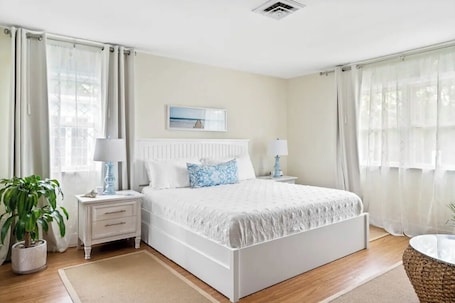 1 室のベッドルーム、アイロン / アイロン台、WiFi (無料)、ベッドシーツ. Sea Shell Room — Bright Coastal Luxury with Extra Space to Unwind