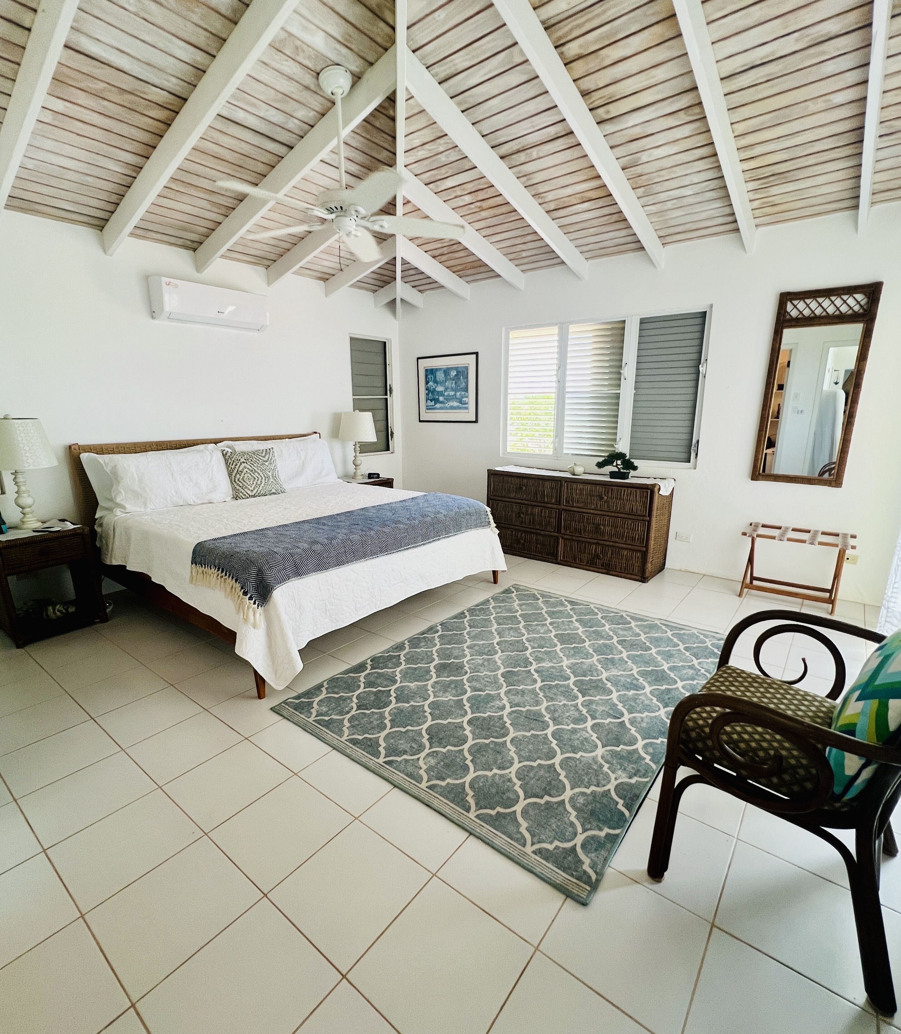 2 habitaciones, escritorio y tabla de planchar con plancha 