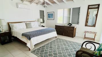 2 habitaciones, escritorio y tabla de planchar con plancha