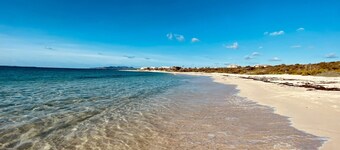 Oceanview villa with private pool, 5 mins to beach