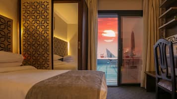 Deluxe Double/Twin Room - Pyramids View With Terrace | 高档床上用品、羽绒被、加厚床垫、迷你吧