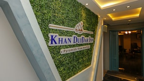 Un cartell d'hotel amb el nom 'KHAN DUIDAR INN' i la frase 'Pyramids View Rooftop'.