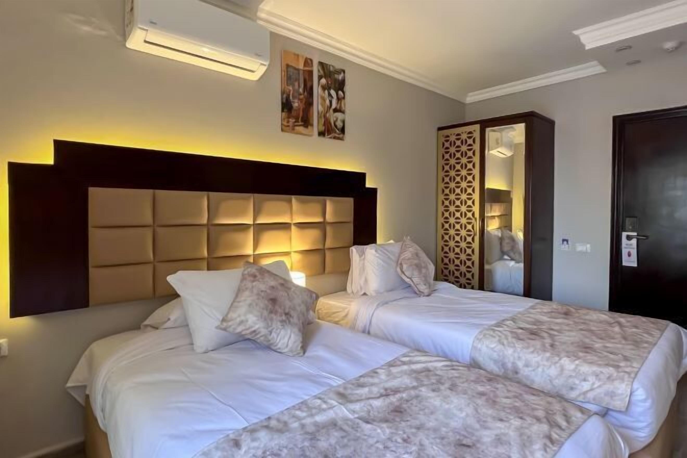 Ylelliset vuodevaatteet, untuvapeitot, pillowtop-patjalliset sängyt