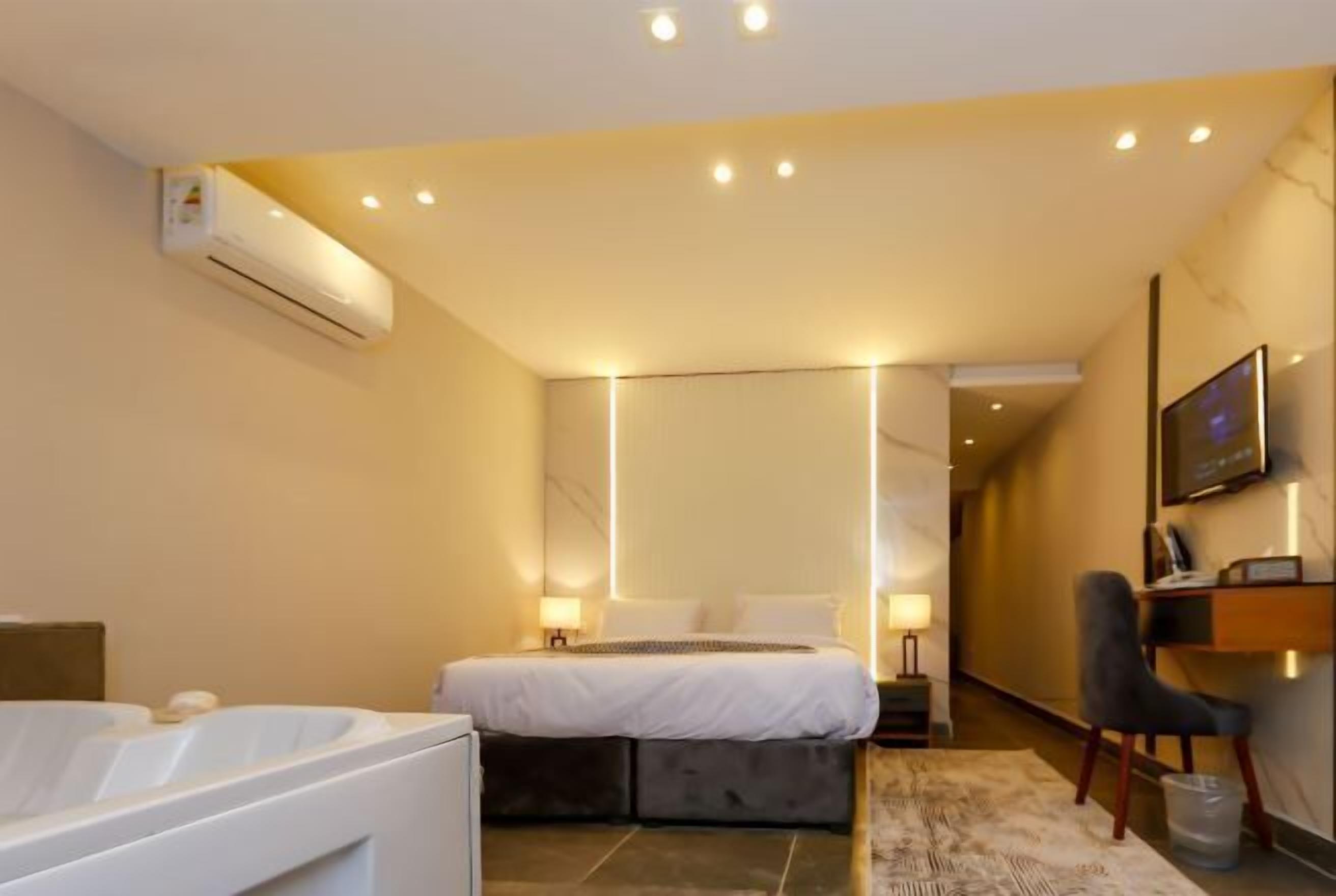 高档床上用品、羽绒被、加厚床垫、迷你吧