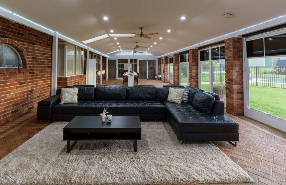 Älytelevisio, takka, DVD-soitin, pöytäjalkapallopöytä