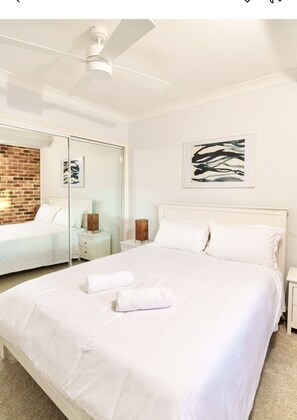 5 chambres, bureau, fer et planche à repasser, lit parapluie