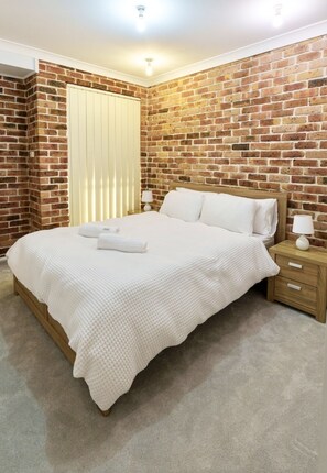 5 Schlafzimmer, Schreibtisch, Bügeleisen/Bügelbrett, Reisekinderbett