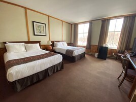 Basic Double Queen Room | Escritorio, tabla de planchar con plancha, wifi gratis