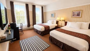 Basic Double Queen Room | Escritorio, tabla de planchar con plancha, wifi gratis