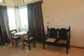 Chambre romantique double, 1 très grand lit | Aire de séjour