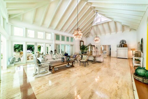 3 min from minitas beach and direct access to the golf camp...