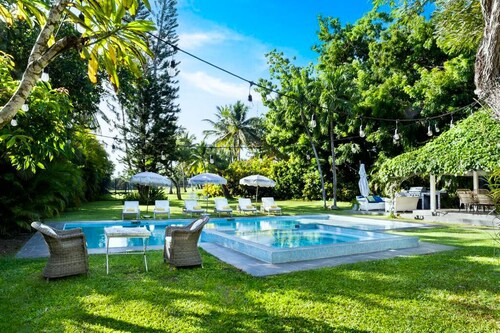 Just 3 min from the beach and facing the golf course..