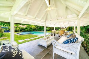 Utendørsbasseng og et oppvarmet basseng