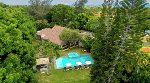 3 min from minitas beach and direct access to the golf camp...