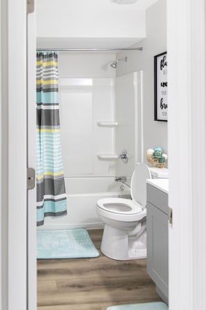 Combined shower/tub, towels, toilet paper