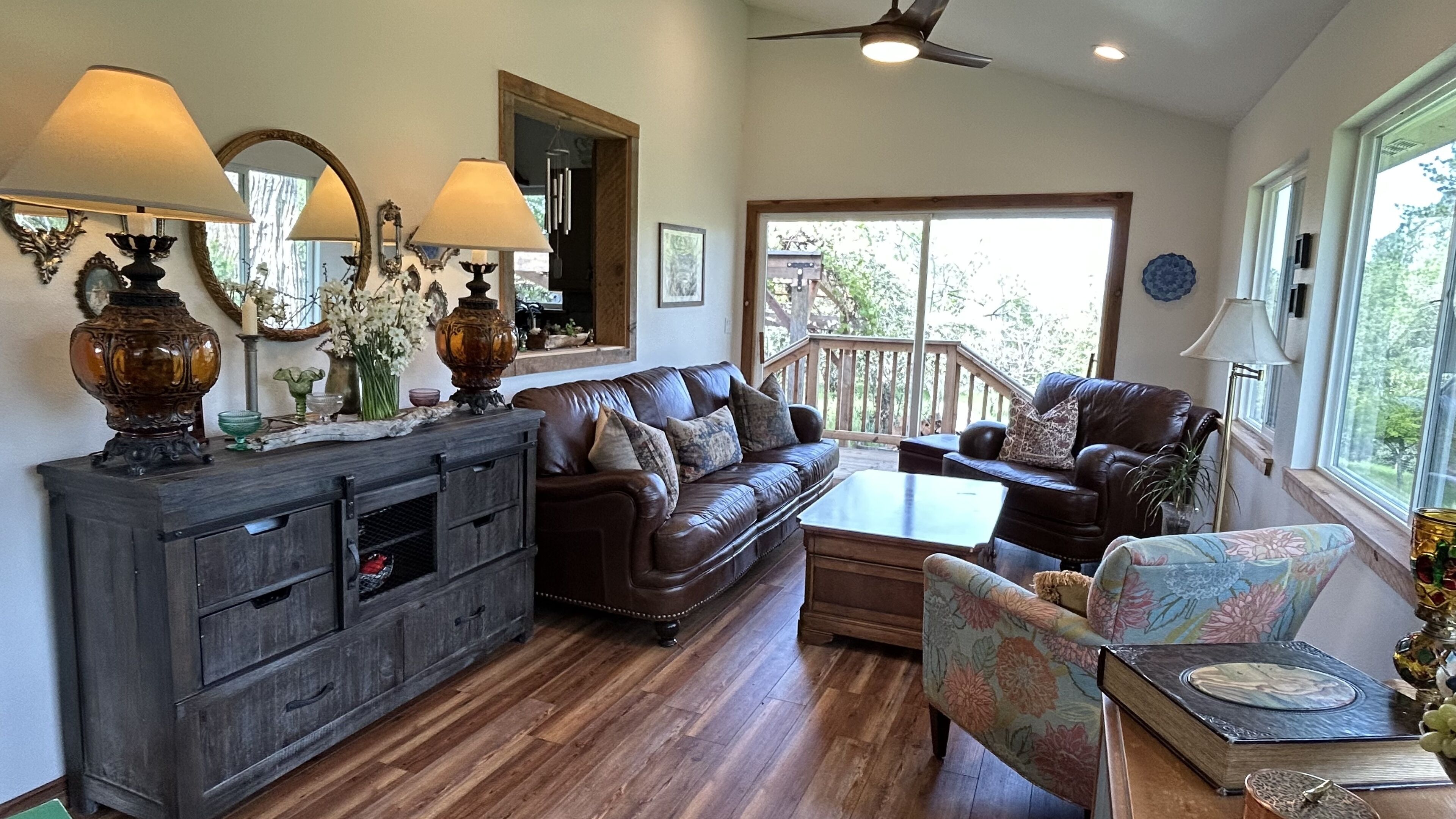 Smart TV, chimenea, reproductor de DVD y futbolito 