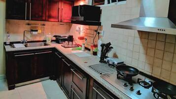 Réfrigérateur, micro-ondes, four, plaque de cuisson