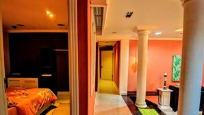 A hotel corridor with a bed, a bathroom, and a reception area. - Super spacious (Quatre Bornes)