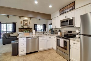 Fridge, microwave, stovetop, dishwasher - Forest-View Balcony: Pinetop-Lakeside Condo (Pinetop-Lakeside)