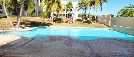 حمّام سباحة خارجي