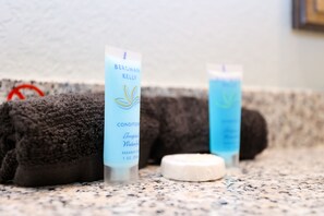 Combined shower/tub, hair dryer, towels