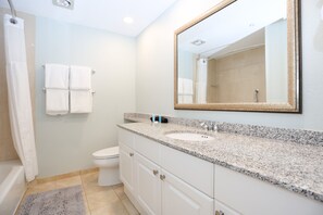 Bañera con ducha, secador de pelo, toallas