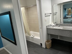 Toallas, jabón, shampoo, papel higiénico