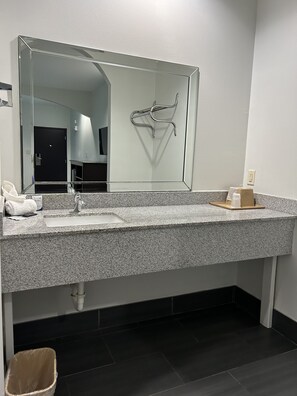 Towels, soap, shampoo, toilet paper - Regency Inn and Suites (Humble)