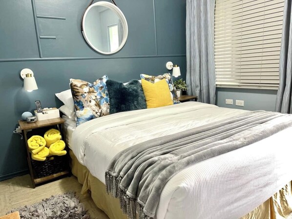 1 habitación, tabla de planchar con plancha y cuna de viaje 